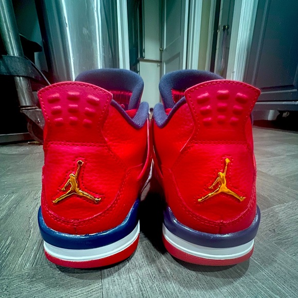 These are Air Jordan retro “FIBA”